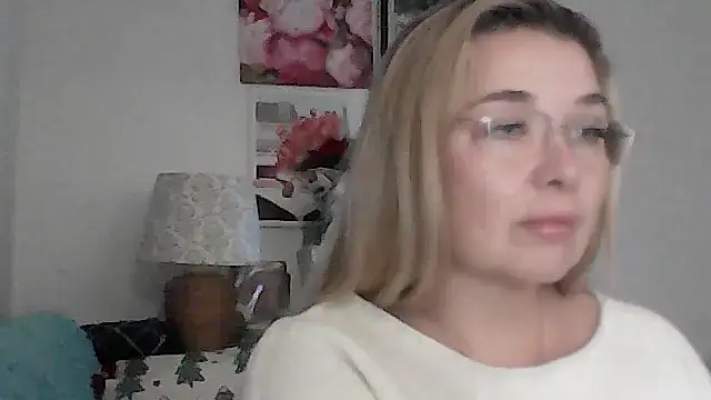 Myrienna online show from 12-16-25, 10:48