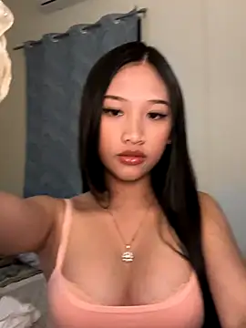 Snapshot of Bunny72772 chatting on 12-18-25, 04:46 Bunny72772 online show from 12-18-25, 04:46