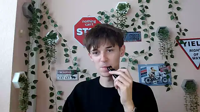 Snapshot of Hoot_Dude_ chatting on 10-06-25, 10:34 Hoot Dude  online show from 10-06-25, 10:34