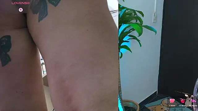 Snapshot of Hinata_21_ chatting on 10-18-25, 05:35 Hinata 21  online show from 10-18-25, 05:35