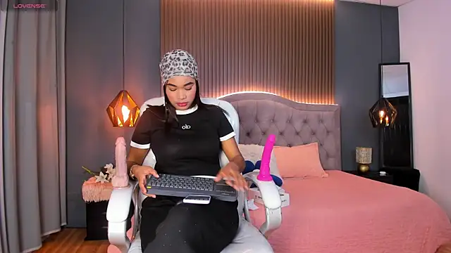 Tiffany  charm  online show from 01-08-26, 03:20