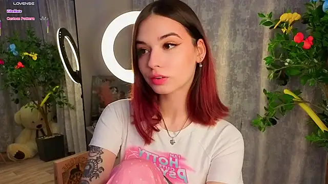 Snapshot of LunaraRada chatting on 02-06-26, 06:00 LunaraRada online show from 02-06-26, 06:00