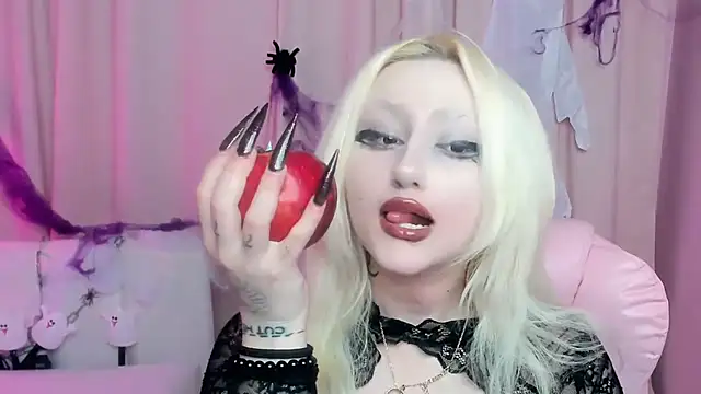 JuliaSharkk online show from 10-31-25, 04:52