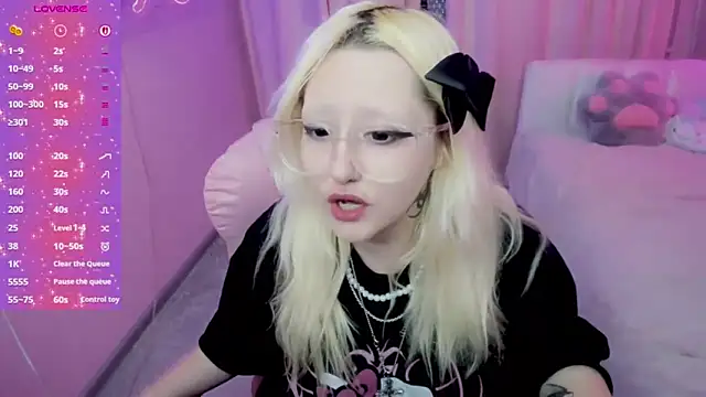 JuliaSharkk online show from 11-20-25, 09:47