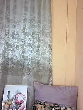 Snapshot of Caramel102004 chatting on 10-14-25, 08:20 Caramel102004 online show from 10-14-25, 08:20