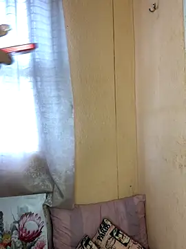 Snapshot of Caramel102004 chatting on 11-03-25, 11:44 Caramel102004 online show from 11-03-25, 11:44