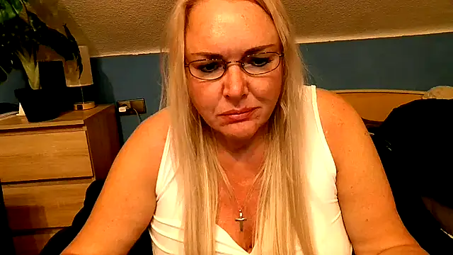 Snapshot of Sandy-Summer chatting on 09-29-25, 03:28 Sandy-Summer online show from 09-29-25, 03:28