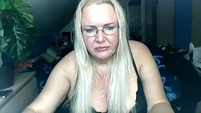 Snapshot of Sandy-Summer chatting on 10-20-25, 03:01 Sandy-Summer online show from 10-20-25, 03:01