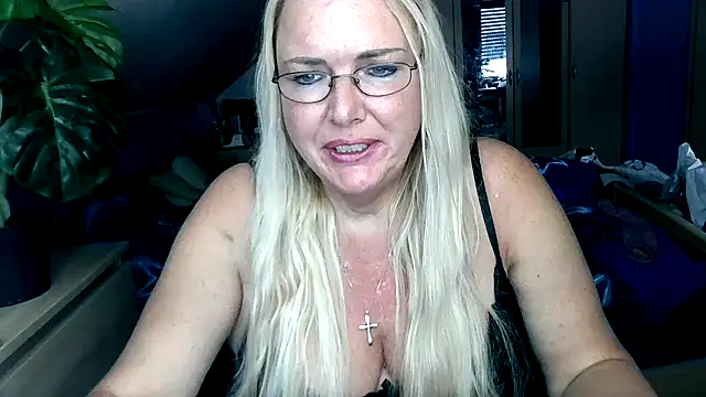 Snapshot of Sandy-Summer chatting on 10-21-25, 02:51 Sandy-Summer online show from 10-21-25, 02:51