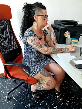 Snapshot of candymaxxx chatting on 05-28-26, 06:32 candymaxxx online show from 05-28-26, 06:32