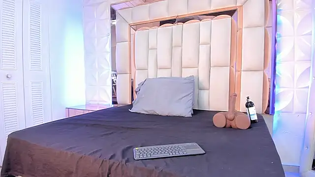 Sarah Adamss online show from 11-24-25, 12:27