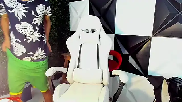 Snapshot of xion_ez chatting on 10-30-25, 07:58 xion ez online show from 10-30-25, 07:58