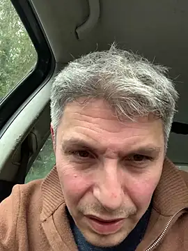 CerveniXXL online show from 10-17-25, 04:09