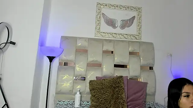 Nyra 18 online show from 11-27-25, 01:51