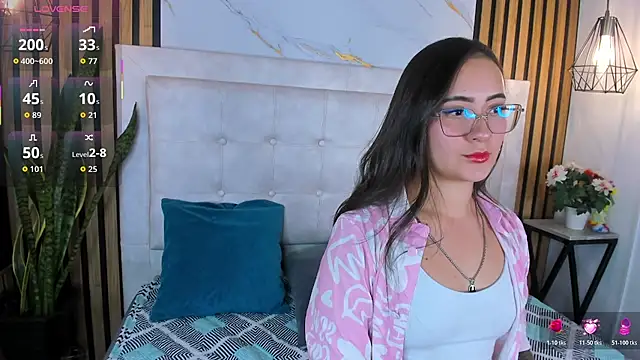 Snapshot of Honey_noir chatting on 11-11-25, 10:43 Honey noir online show from 11-11-25, 10:43