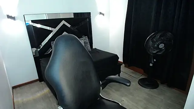 Snapshot of MarianaRojas_ chatting on 06-15-26, 02:14 MarianaRojas online show from 06-15-26, 02:14