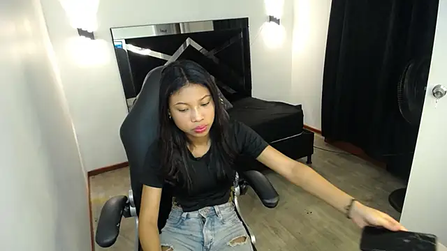 Snapshot of MarianaRojas_ chatting on 07-17-26, 03:57 MarianaRojas online show from 07-17-26, 03:57