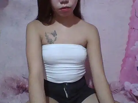 Snapshot of SweetPussie18x chatting on 05-27-26, 02:14 SweetPussie18x online show from 05-27-26, 02:14