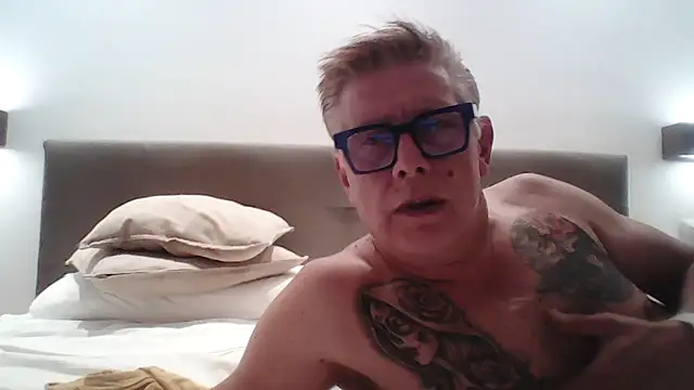 Snapshot of Andyrsdick chatting on 10-13-25, 09:26 Andyrsdick online show from 10-13-25, 09:26