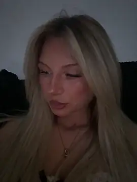 Snapshot of blondeeee chatting on 05-06-26, 04:12 blondeeee online show from 05-06-26, 04:12