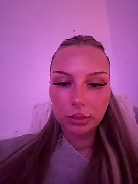 Snapshot of blondeeee chatting on 05-14-26, 03:30 blondeeee online show from 05-14-26, 03:30