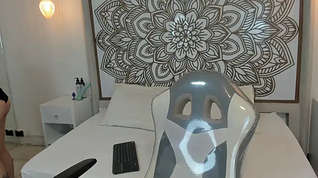 Daphne Nicolle online show from 10-07-25, 01:19