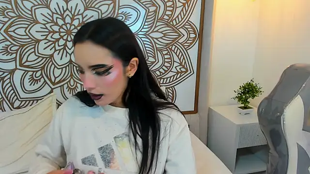 Daphne Nicolle online show from 10-18-25, 02:18