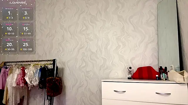 Snapshot of LindyEckland chatting on 10-17-25, 12:19 LindyEckland online show from 10-17-25, 12:19