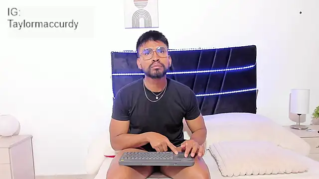 Taylormaccurdy  online show from 11-26-25, 02:07