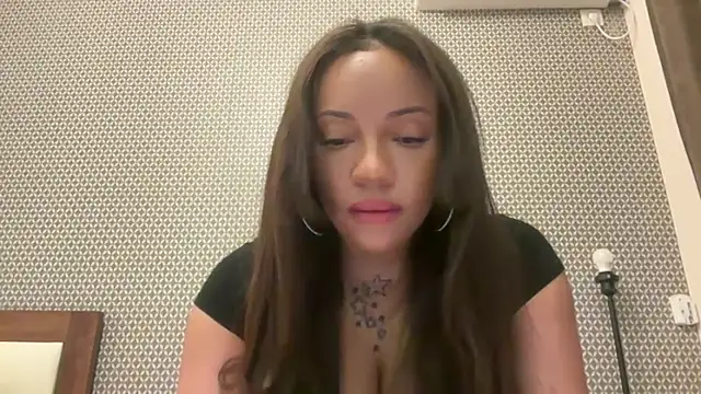 Snapshot of realrockybee1 chatting on 11-14-25, 11:02 realrockybee1 online show from 11-14-25, 11:02