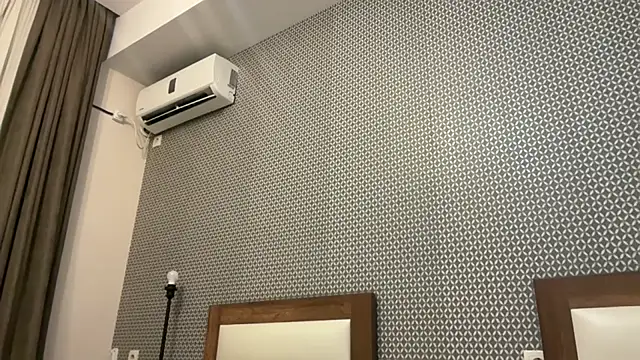 Snapshot of realrockybee1 chatting on 11-20-25, 10:53 realrockybee1 online show from 11-20-25, 10:53