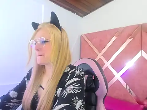 Snapshot of AliceCat_01 chatting on 09-30-25, 04:06 AliceCat 01 online show from 09-30-25, 04:06