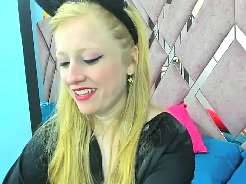 Snapshot of AliceCat_01 chatting on 10-18-25, 12:17 AliceCat 01 online show from 10-18-25, 12:17