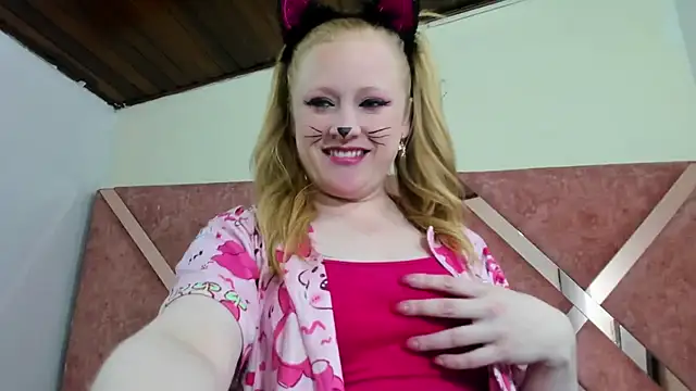 Snapshot of AliceCat_01 chatting on 11-05-25, 03:28 AliceCat 01 online show from 11-05-25, 03:28