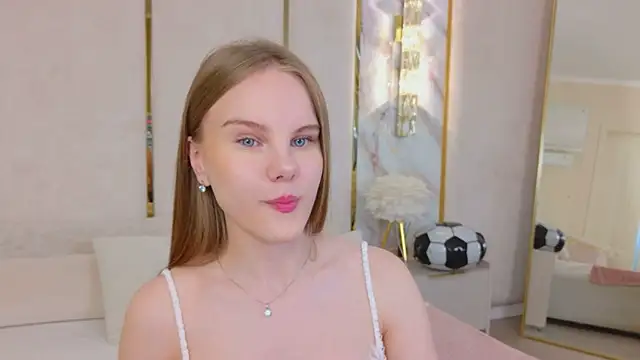 Snapshot of Lili_Lohan chatting on 07-11-26, 05:10 Lili Lohan online show from 07-11-26, 05:10