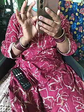 Snapshot of Tamilselviroja- chatting on 06-23-26, 10:24 Tamilselviroja- online show from 06-23-26, 10:24