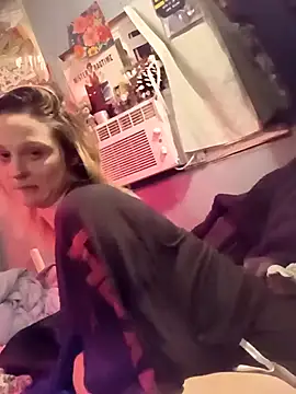 Snapshot of Queen2454 chatting on 02-18-26, 10:00 Queen2454 online show from 02-18-26, 10:00