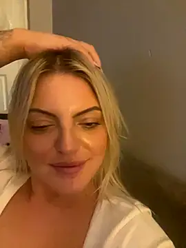 Snapshot of Diamondxoxx chatting on 10-08-25, 09:45 Diamondxoxx online show from 10-08-25, 09:45