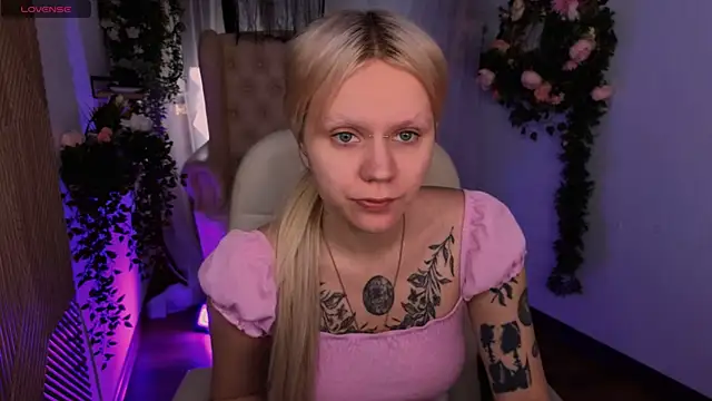 Snapshot of kitten_murray_ chatting on 11-25-25, 12:49 kitten murray online show from 11-25-25, 12:49