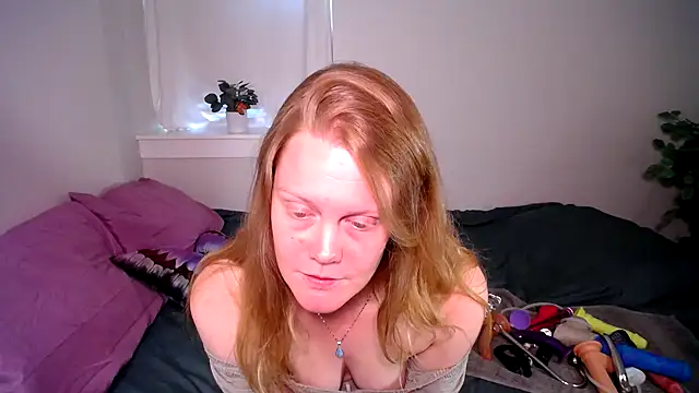 naughtyfox89 online show from 08-06-26, 10:44