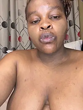 Snapshot of CynnxxxBarb chatting on 12-20-25, 12:18 CynnxxxBarb online show from 12-20-25, 12:18