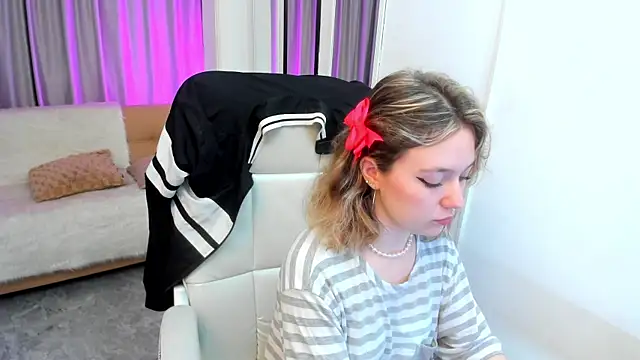 Lucia Copper online show from 10-27-25, 01:15