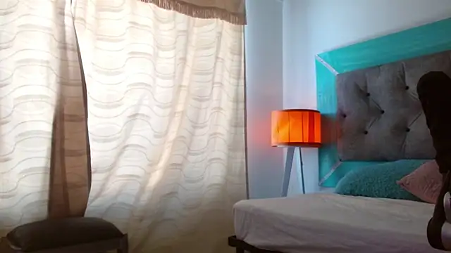 Snapshot of roxx_iie chatting on 10-15-25, 06:30 roxx iie online show from 10-15-25, 06:30