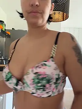 LaPetiteKim online show from 10-21-25, 11:55