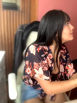 LunaMartinez Pink online show from 10-10-25, 07:13