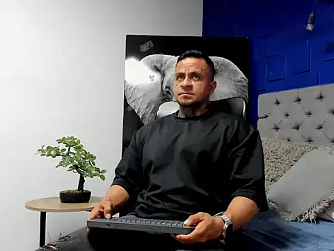 Snapshot of ZEUS-KING chatting on 10-03-25, 12:40 ZEUS-KING online show from 10-03-25, 12:40