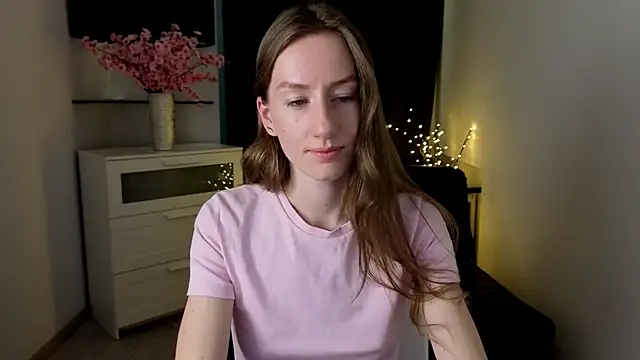 Snapshot of GoldenRose_ chatting on 02-25-26, 01:32 GoldenRose online show from 02-25-26, 01:32