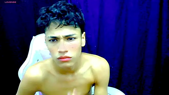 Snapshot of Im_david02 chatting on 11-12-25, 01:11 Im david02 online show from 11-12-25, 01:11