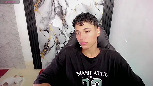 Snapshot of Im_david02 chatting on 12-01-25, 01:05 Im david02 online show from 12-01-25, 01:05