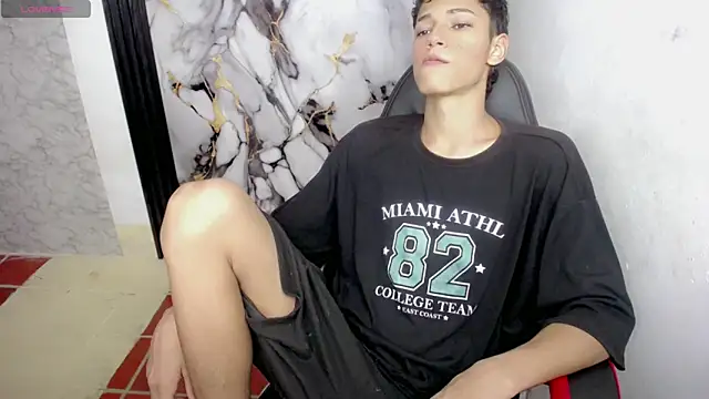 Snapshot of Im_david02 chatting on 12-18-25, 02:34 Im david02 online show from 12-18-25, 02:34